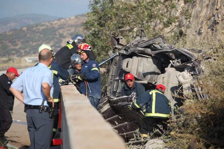 Καβάλα: Σοβαρό τροχαίο με 5 νεκρούς, 10 τραυματίες στην Εγνατία Οδό – «Καρφώθηκε» βαν με παράνομους μετανάστες – Εικόνες